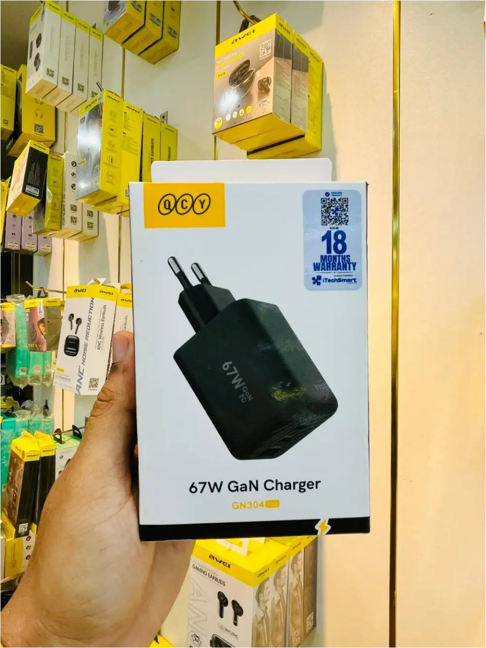 QCY GN304EG fast charger compact premium design